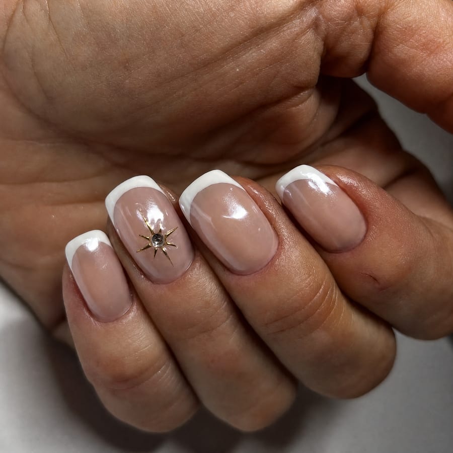 Klassische weiße French mit Gold-Akzent – AVELI STUDIO