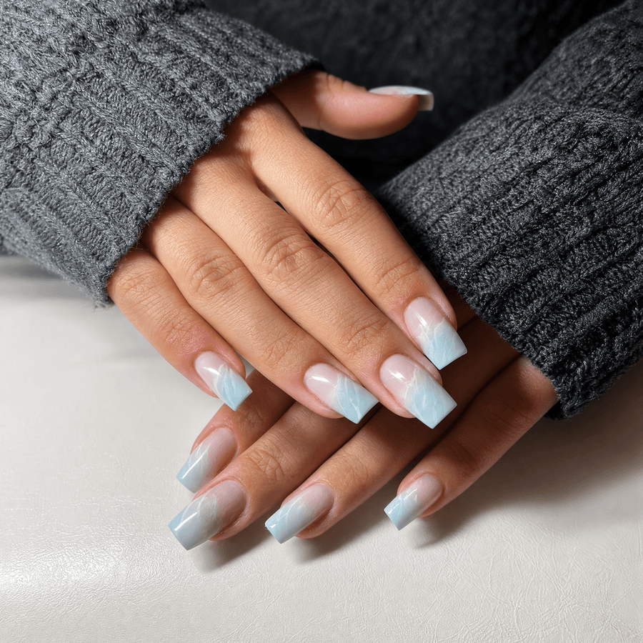 Babyboomer in Pastellblau – Russische Maniküre mit Gel und Farbe, AVELI STUDIO